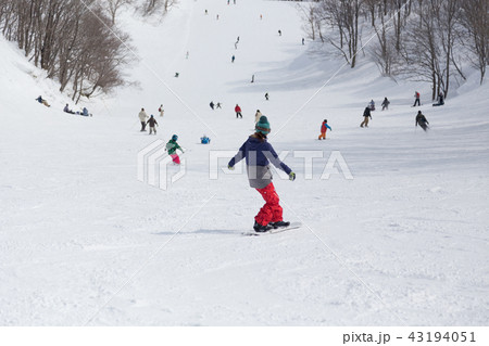 スノーボードをする女性 43194051
