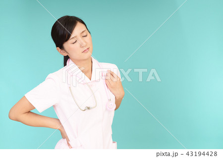 腰痛を訴える看護師 腰痛を訴える看護師 43194428