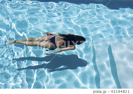 woman swims underwater woman swims underwater 43194821