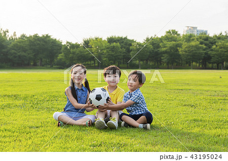 子供 小学生 ボール遊びの写真素材