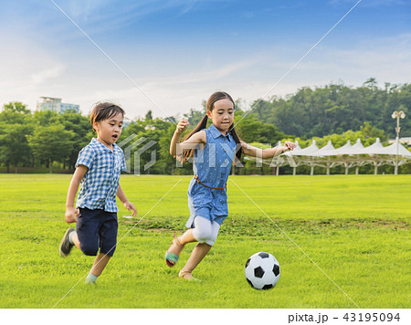 子供 兄妹 ボール 43195094