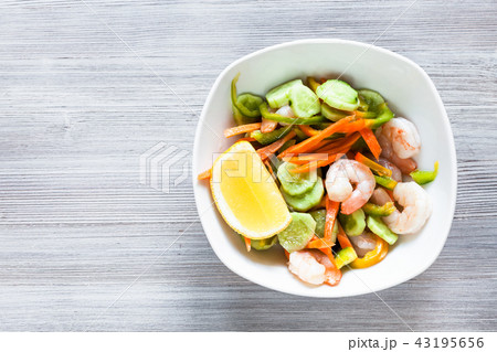 prawn salad from fresh vegetables and shrimps 43195656