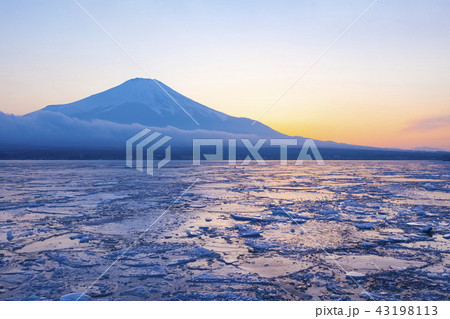 夕暮れの富士山と凍結した山中湖、山梨県南都留郡山中湖村にて 43198113