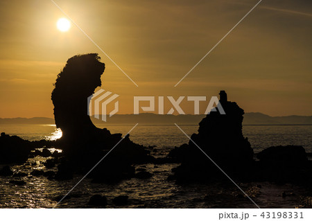両子岩(ふたごいわ)の夕陽 【長崎県南島原市】 両子岩(ふたごいわ)の夕陽 【長崎県南島原市】 43198331