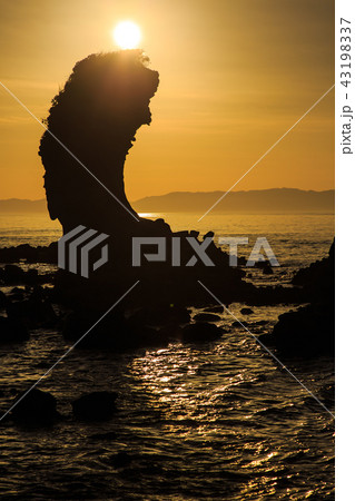 両子岩(ふたごいわ)の夕陽 【長崎県南島原市】 両子岩(ふたごいわ)の夕陽 【長崎県南島原市】 43198337