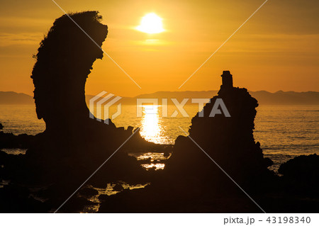 両子岩（ふたごいわ）の夕陽　【長崎県南島原市】 43198340