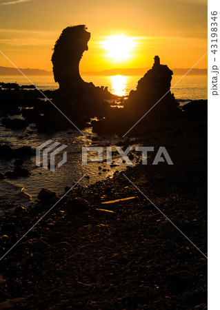 両子岩(ふたごいわ)の夕陽 【長崎県南島原市】 両子岩(ふたごいわ)の夕陽 【長崎県南島原市】 43198346