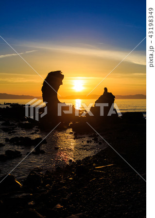 両子岩（ふたごいわ）の夕陽　【長崎県南島原市】 43198349