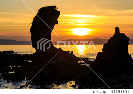 両子岩(ふたごいわ)の夕陽 【長崎県南島原市】 両子岩(ふたごいわ)の夕陽 【長崎県南島原市】 43198355