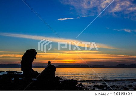 両子岩（ふたごいわ）の夕陽　【長崎県南島原市】 43198357