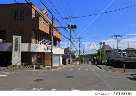 川崎市多摩区南生田1丁目と2丁目の間の道から東側(南生田小学校方面）に向かって眺める 43198360