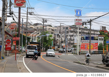 川崎市多摩区 生田駅側から生田交番前交差点(生田8丁目)を見る 43198627