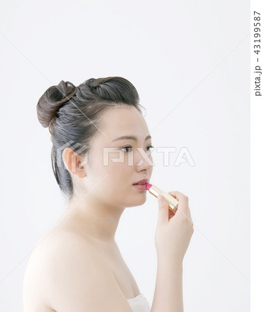 若い女性のビューティーイメージ　口紅　横顔 43199587
