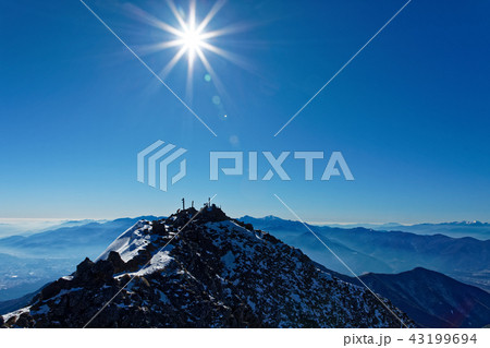 八ヶ岳連峰・赤岳山頂と南アルプスの眺め 43199694