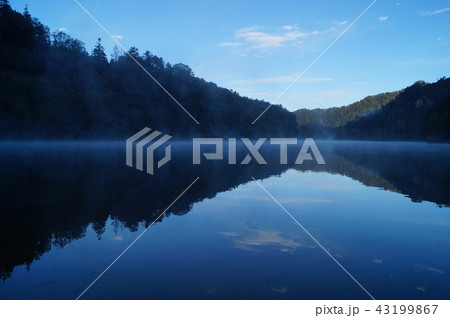 神秘的な朝もや 菅沼キャンプ村 群馬県利根郡片品村 の写真素材