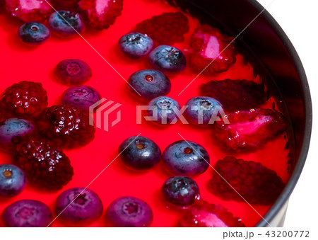 Cheesecake with wild berries 43200772
