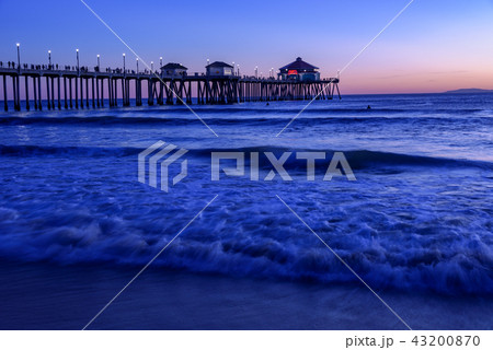アメリカ・カリフォルニア・ハンティントンビーチの風景　マジックアワー時 43200870