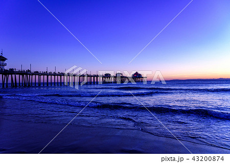 アメリカ・カリフォルニア・ハンティントンビーチの風景　マジックアワー時 43200874