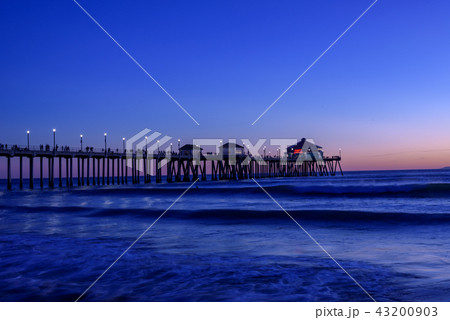 アメリカ・カリフォルニア・ハンティントンビーチの風景　マジックアワー時 43200903