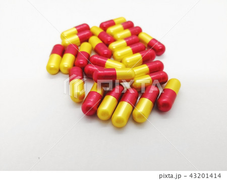 Many red-yellow capsules of Amoxicillin 500 mg. 43201414