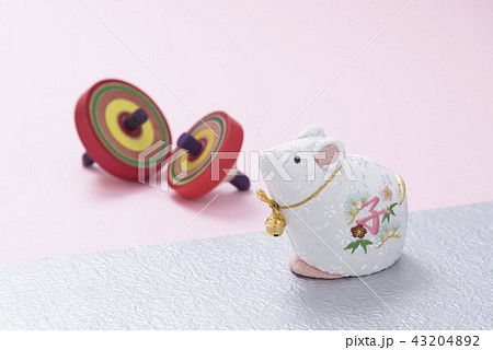 子の人形と独楽 43204892