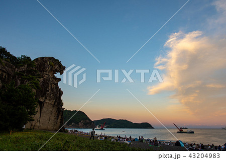 三重県 熊野大花火の日 獅子岩 花火大会を待つ夕方の浜辺 三重県 熊野大花火の日 獅子岩 花火大会を待つ夕方の浜辺 43204983
