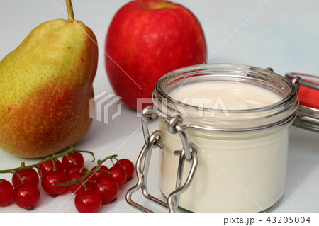 Yogurt apple pear red currants healthy breakfast 43205004