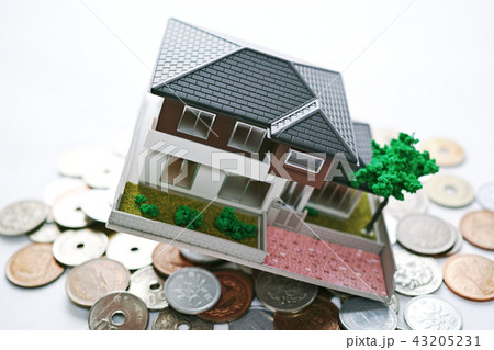 傾いた家とお金 43205231