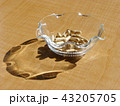 ガラスの器に入った漢方薬のカプセル 43205705