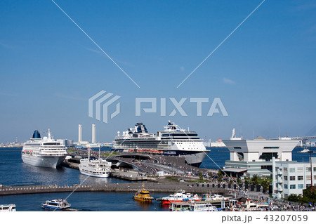 豪華客船入港に賑わう横浜港 豪華客船入港に賑わう横浜港 43207059