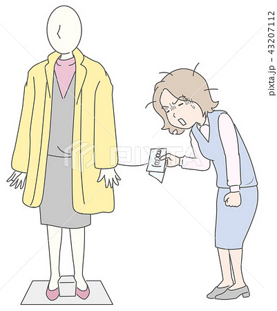 値札をみて驚く女性 43207112