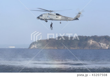 救助訓練でホバリングする東日本大震災の災害派遣でも活躍した在日米海軍のSH-60Bシーホーク対潜ヘリ 43207508
