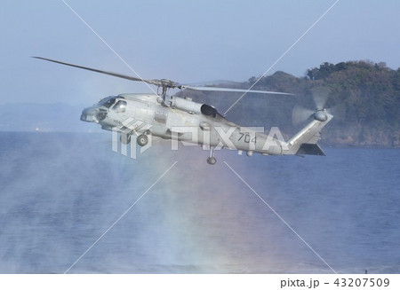 海上でホバリングする東日本大震災の災害派遣でも活躍した在日米海軍のSH-60Bシーホーク対潜ヘリ 43207509