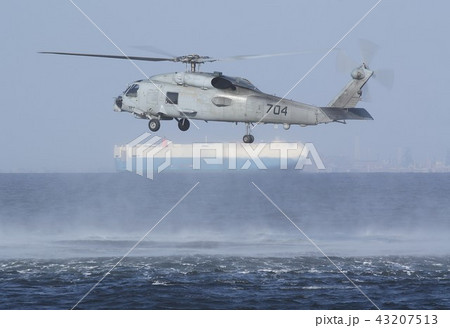 海上でホバリングする東日本大震災の災害派遣でも活躍した在日米海軍のSH-60Bシーホーク対潜ヘリ 43207513
