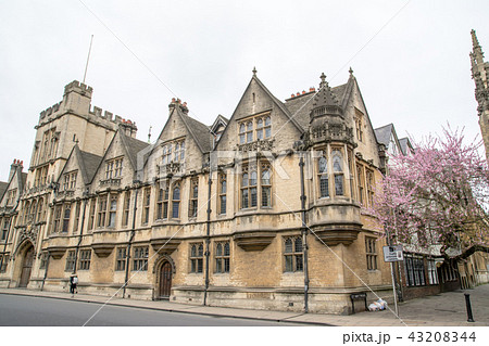 イギリスオックスフォードの石造りの歴史的な建物とピンクの梅 イギリスオックスフォードの石造りの歴史的な建物とピンクの梅 43208344