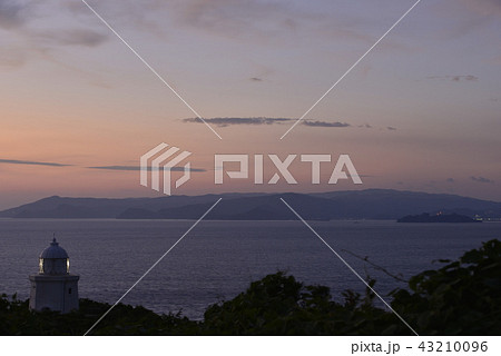 【長崎県 伊王島】伊王島灯台の夕景 【長崎県 伊王島】伊王島灯台の夕景 43210096
