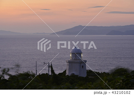 【長崎県 伊王島】伊王島灯台の夕景 【長崎県 伊王島】伊王島灯台の夕景 43210102