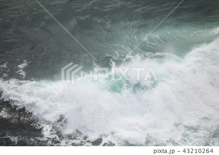 巻き波が生まれて砕けるまで 43210264