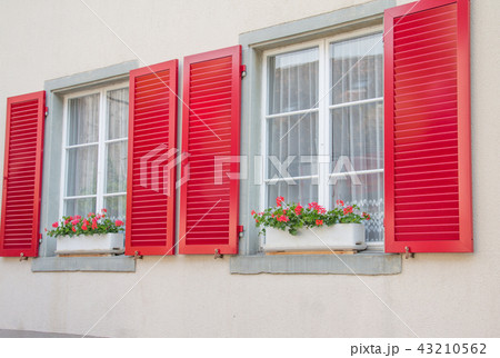 スイスの家の窓の写真素材
