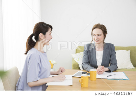 外国人女性と会話する日本人女性 外国人女性と会話する日本人女性 43211267