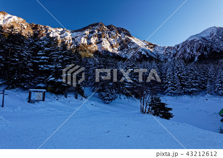 行者小屋から見る夕暮れの八ヶ岳・赤岳 行者小屋から見る夕暮れの八ヶ岳・赤岳 43212612