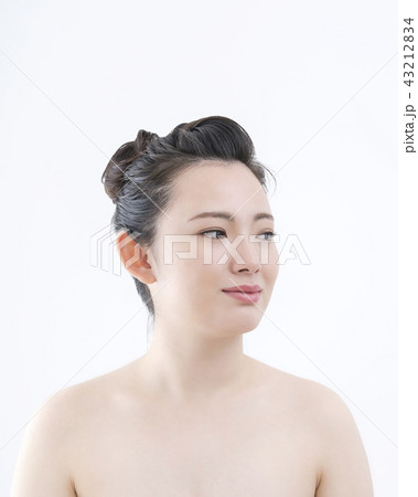 若い女性の美容イメージ　張り 43212834