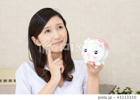 豚の貯金箱を持つ女性 豚の貯金箱を持つ女性 43213350