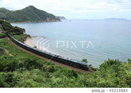 海岸線を走る瑞風 43213883