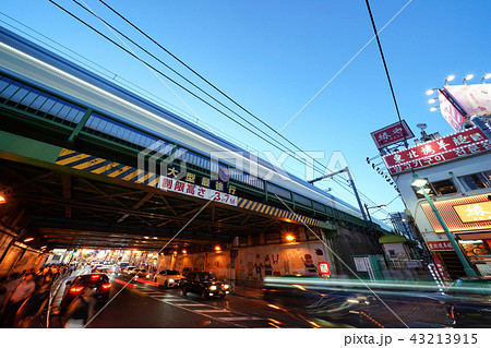 日本の東京都市景観　新大久保の街並みを望む（ガード下奥の左側に新大久保駅出入口） 43213915