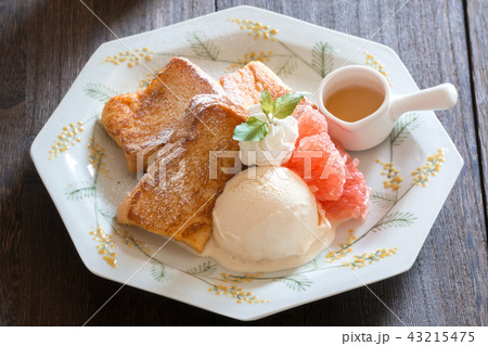 フレンチトースト 朝食プレート  43215475