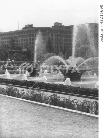 昭和の風景　皇居外苑　和田倉噴水公園　記念大噴水完成当時　昭和36年 43215690