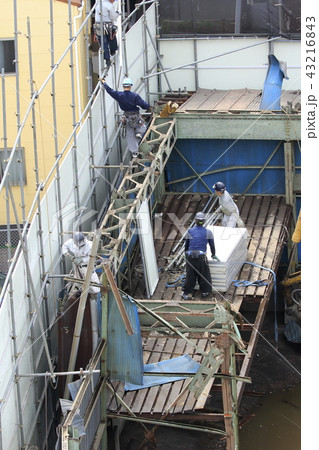 建物の解体現場　作業員  43216843