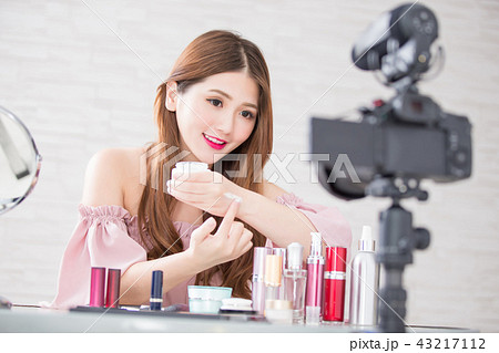 woman show cream in live 43217112