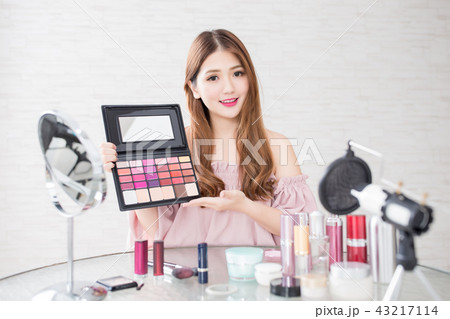 woman take makeup palette woman take makeup palette 43217114